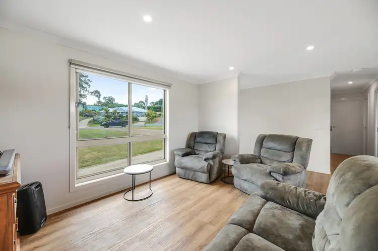 Fifth view of Homely house listing, 10 Amelia Court, Drouin VIC 3818