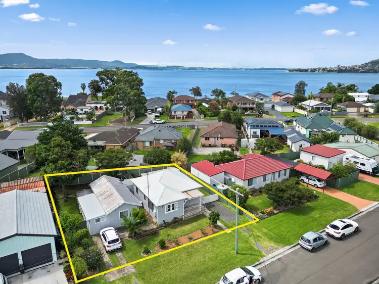 2 Lyne Street, Oak Flats NSW 2529