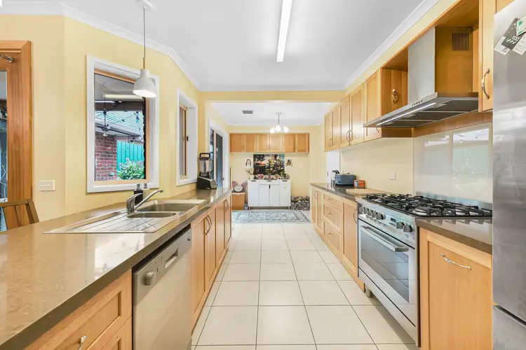 Fifth view of Homely house listing, 2 Glendale Crescent, Berwick VIC 3806