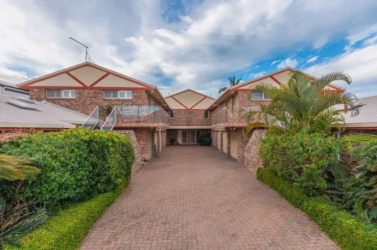 Main view of Homely unit listing, 2/6 Third Avenue, Scarborough QLD 4020