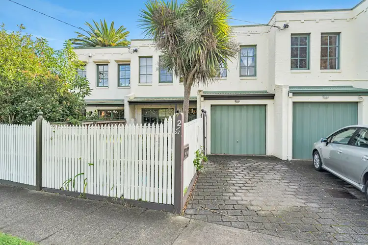 2/37 Toolambool Road, Carnegie VIC 3163