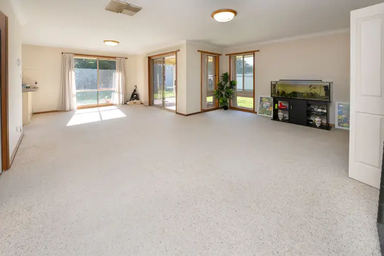 Fifth view of Homely house listing, 10 Parkview Drive, Swan Hill VIC 3585