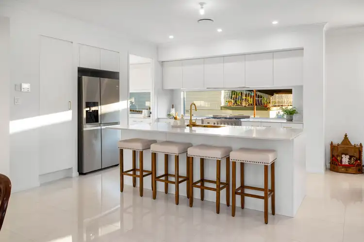 Second view of Homely house listing, 8 Queensway Street, Upper Mount Gravatt QLD 4122