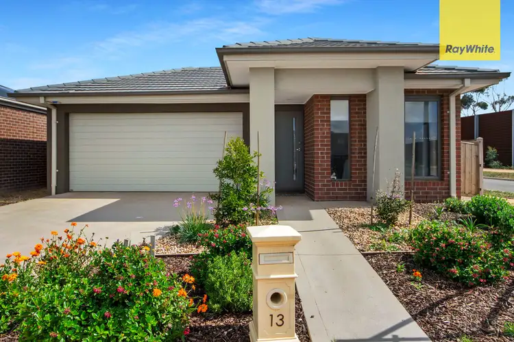13 Shangrala Road, Thornhill Park VIC 3335