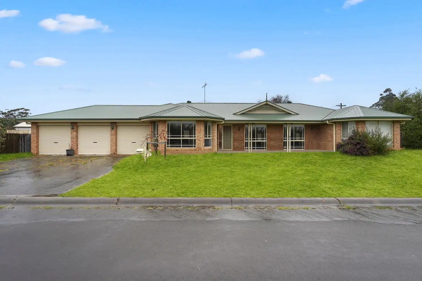 Main view of Homely house listing, 2 Sharnee Close, Hill Top NSW 2575