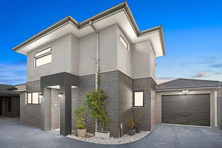 Main view of Homely townhouse listing, 2/170 Queen Street, Altona VIC 3018
