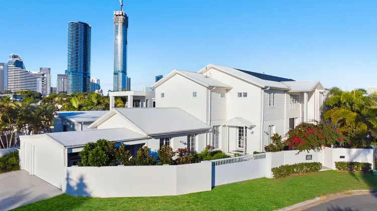 10 Helen Court, Broadbeach Waters QLD 4218