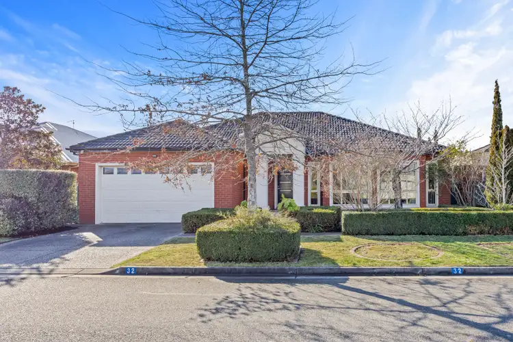 32 St Chester Avenue, Lake Gardens VIC 3355