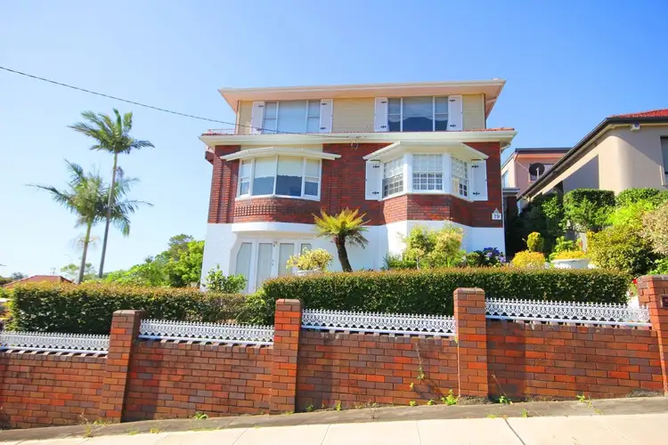 19 Lloyd Street