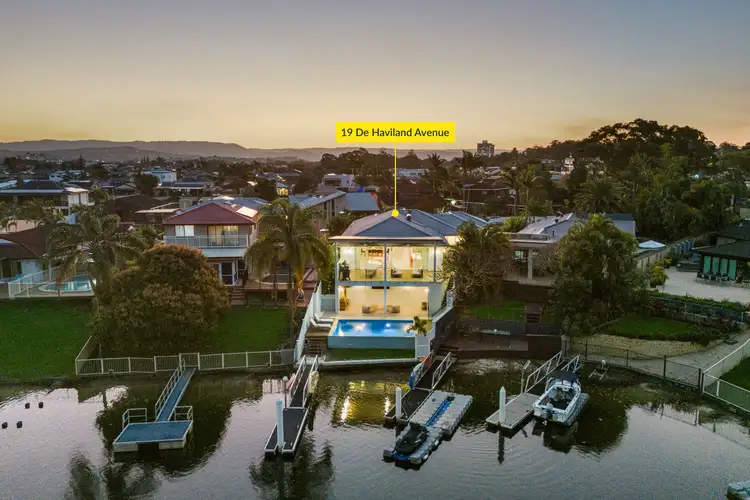 19 De Haviland Avenue, Benowa Waters QLD 4217