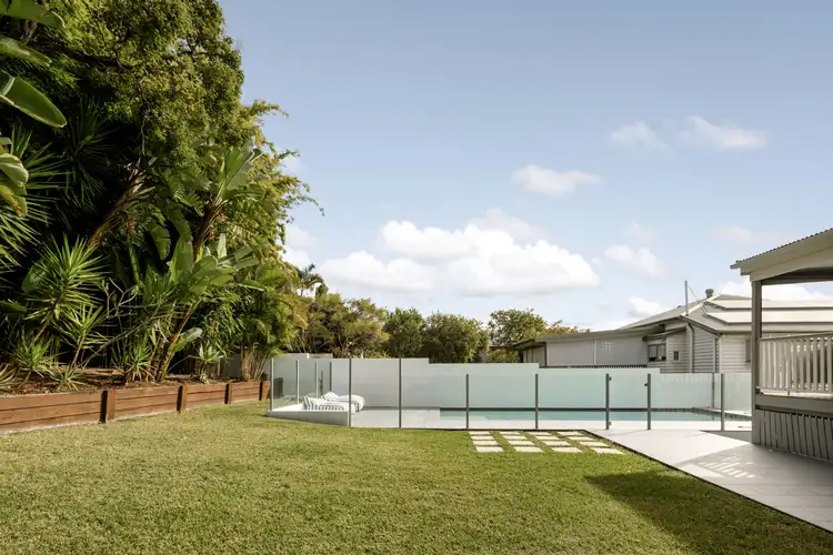33 Macrossan Avenue, Norman Park QLD 4170