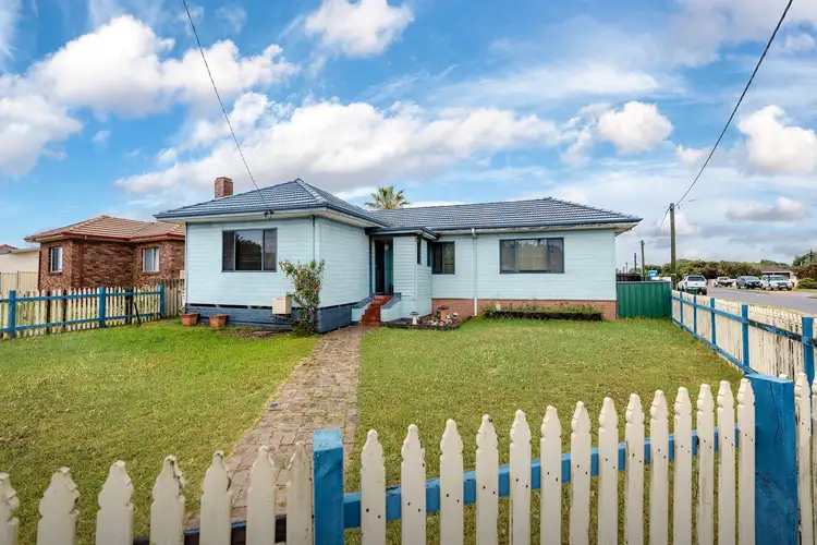 1 Whitfield Street, Beachlands WA 6530