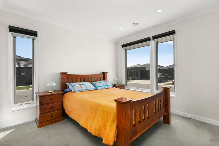 Fifth view of Homely house listing, 10 Bowenia Avenue, Craigieburn VIC 3064