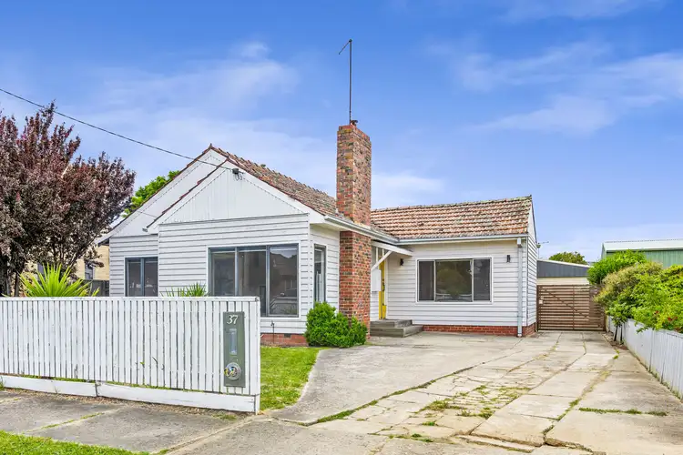 37 Hawthorn Grove, Wendouree VIC 3355