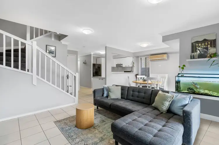 6-32 University Drive