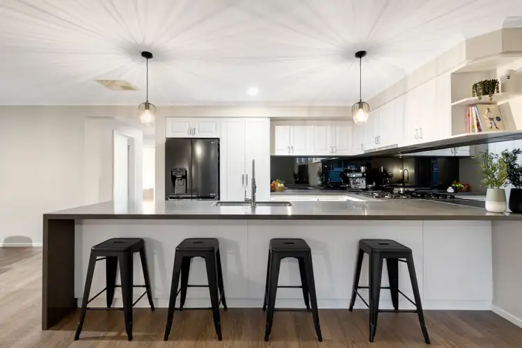 27 Chelsworth Loop, Craigieburn VIC 3064