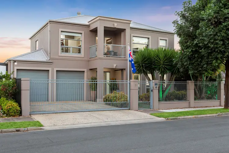 19 Barrow Crescent