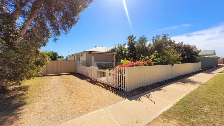 62 Douglas Street, Carnarvon WA 6701