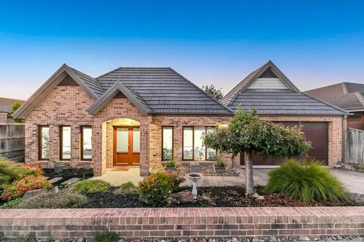 17 Cambridge Drive, Berwick VIC 3806