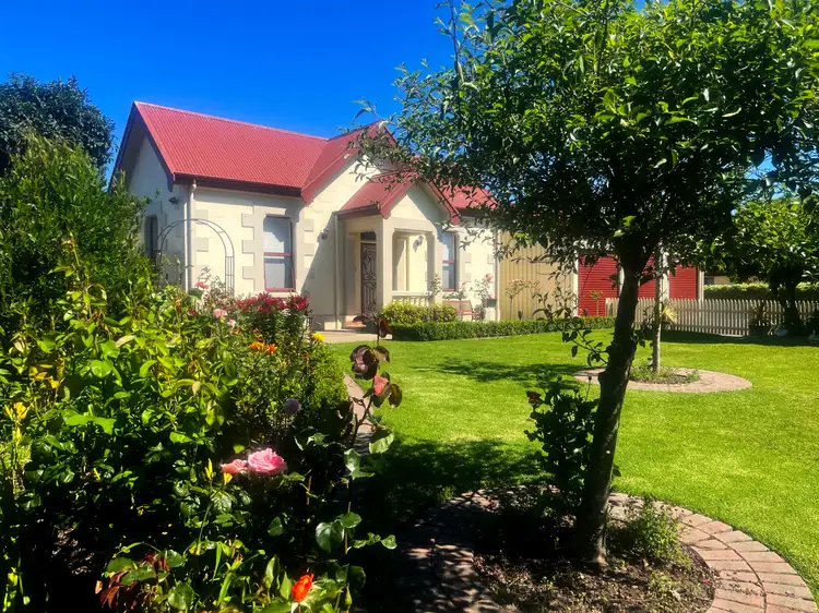 12 Racecourse Crescent