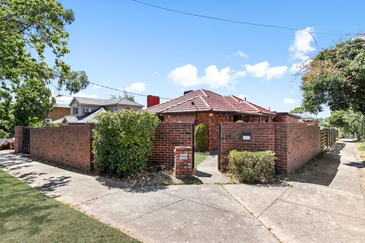 4 Lyons Street