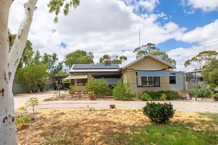 25 Roberts Street, Moora WA 6510
