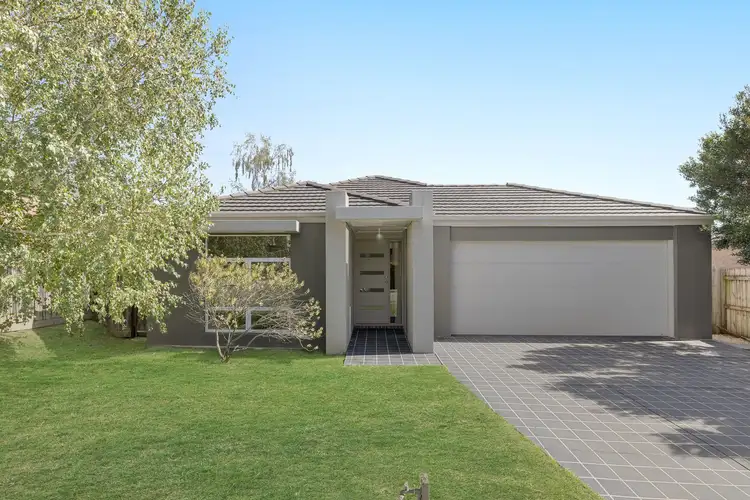11 Melzak Way, Berwick VIC 3806