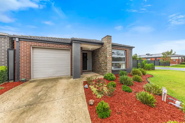 Second view of Homely house listing, 2 Watergrass Court, Pakenham VIC 3810