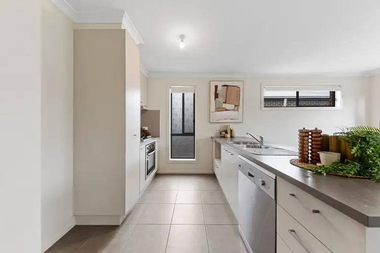 Fourth view of Homely house listing, 2 Watergrass Court, Pakenham VIC 3810