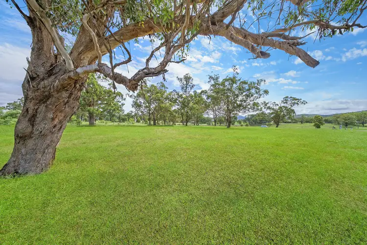 16 Clarkes Crossing Close