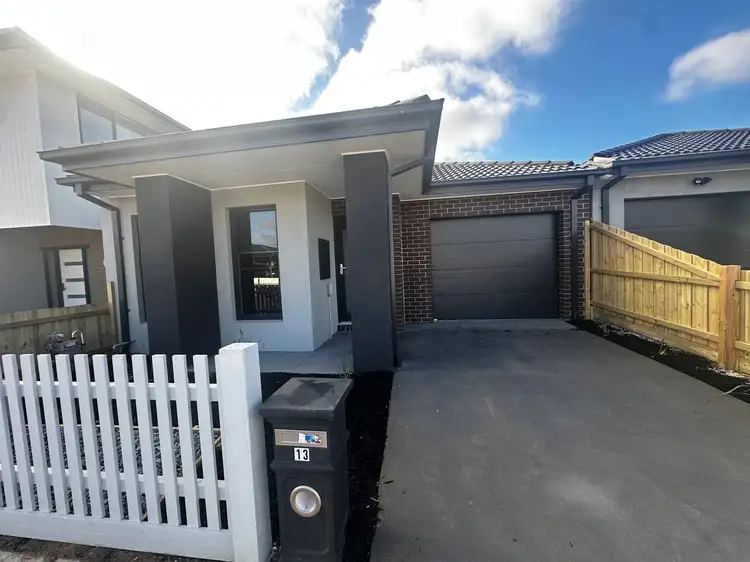 13 uttar, Rockbank VIC 3335