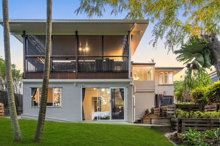 11 Oatland Crescent, Holland Park West QLD 4121