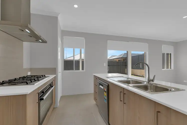 12 Longwood Way, Lakelands WA 6180