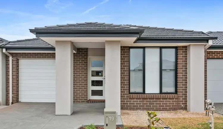 19 DELHI Grove, Rockbank VIC 3335