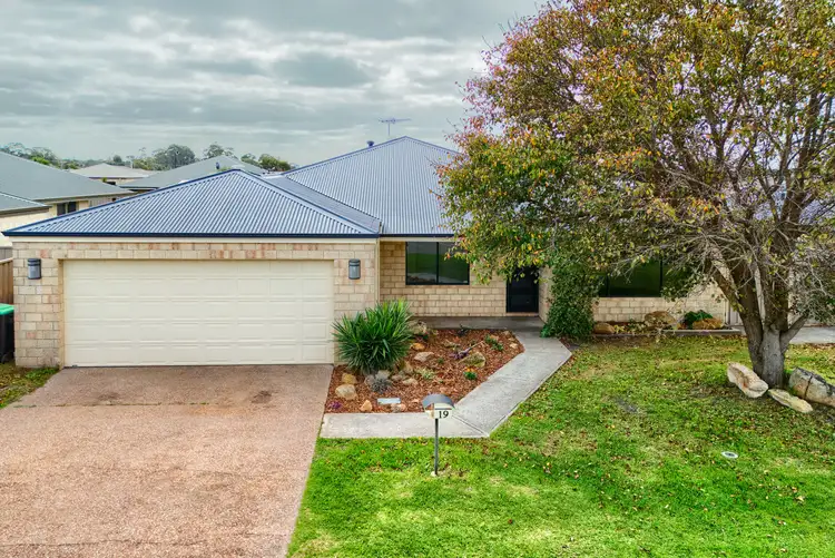 19 Moon Parade, Mckail WA 6330