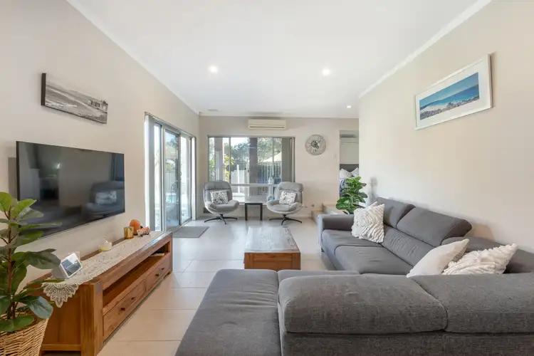 35 Carr Crescent