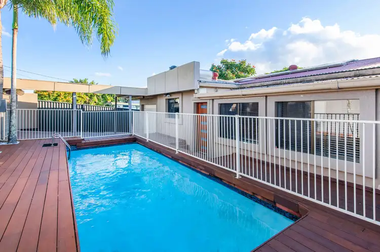 27 Cooleroo Crescent, Southport QLD 4215