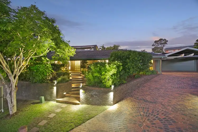 8 Deverton Court, Carindale QLD 4152