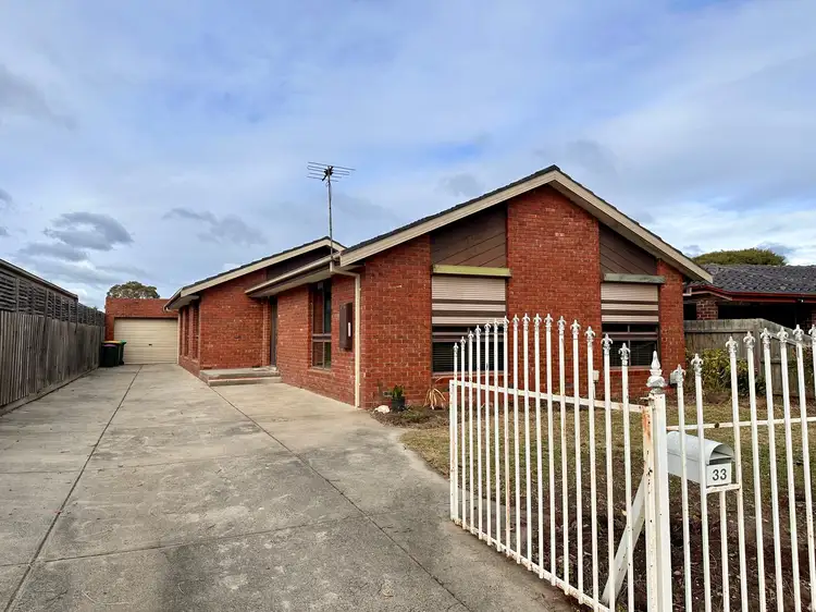 33 Freeman Crescent, Mill Park VIC 3082