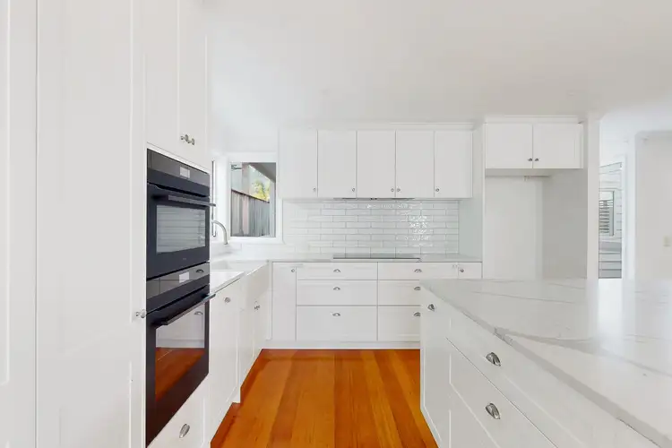 33 Kneale Street, Holland Park West QLD 4121