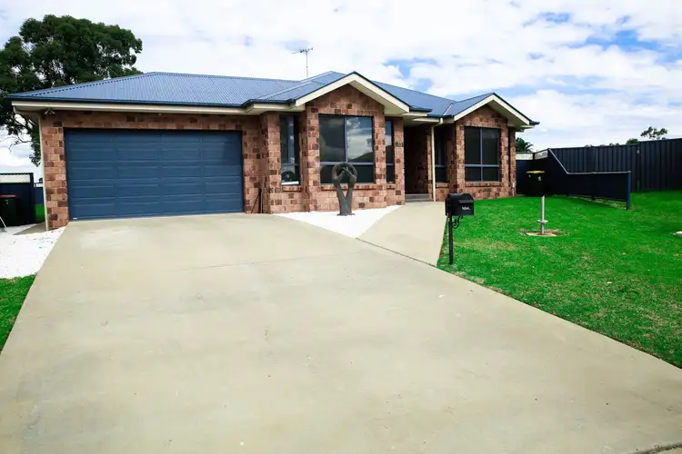 11 Mossgiel Close, Parkes NSW 2870