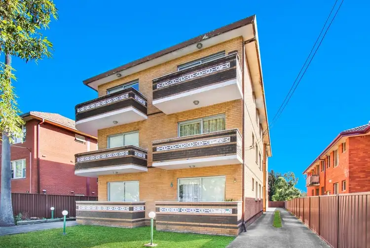 1/3 Seventh Avenue, Campsie NSW 2194