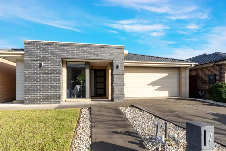 7 Landsdowne Avenue, Mickleham VIC 3064