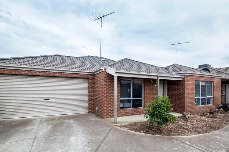 2/15 Pine Avenue, North Shore VIC 3214