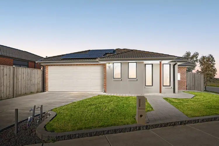 33 Dewhurst Circuit, Cranbourne East VIC 3977