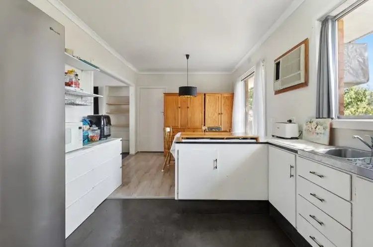Fifth view of Homely house listing, 122 The Fairway, Kingsbury VIC 3083