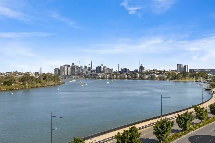 8/61 Hillside Crescent, Hamilton QLD 4007