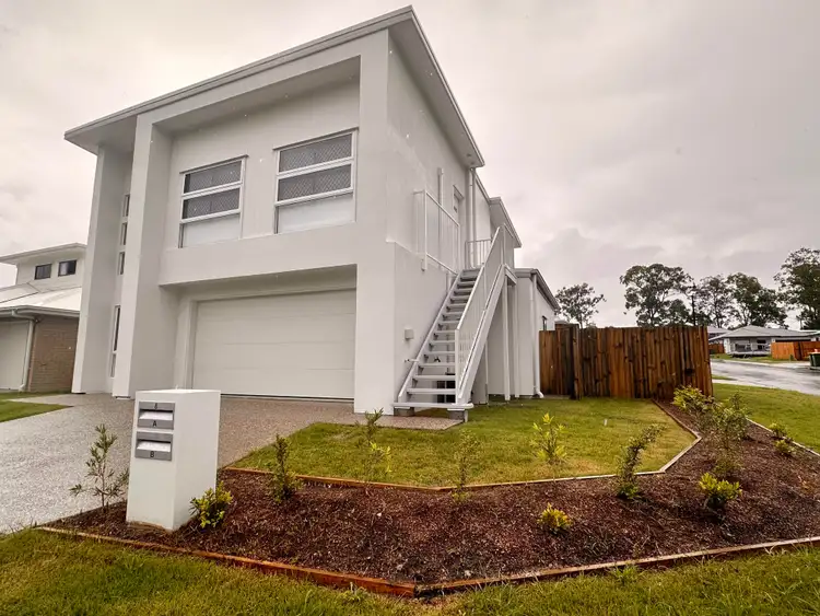2/8 Waterway Crescent, Hillcrest QLD 4118