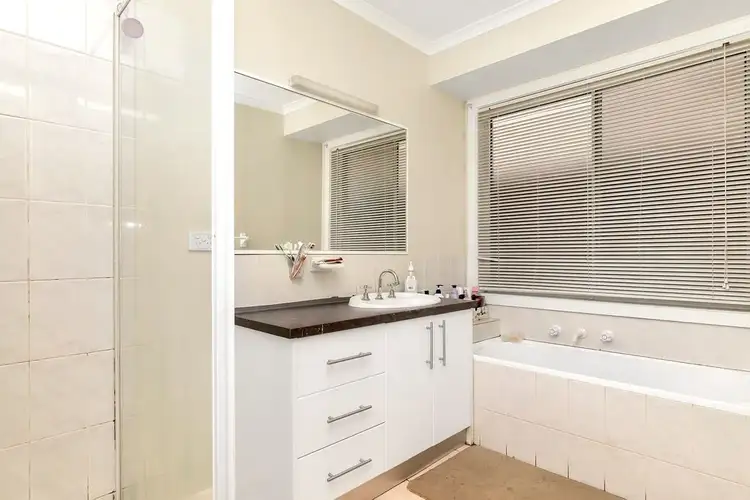 Fifth view of Homely house listing, 32 Karinya Close, Werribee VIC 3030