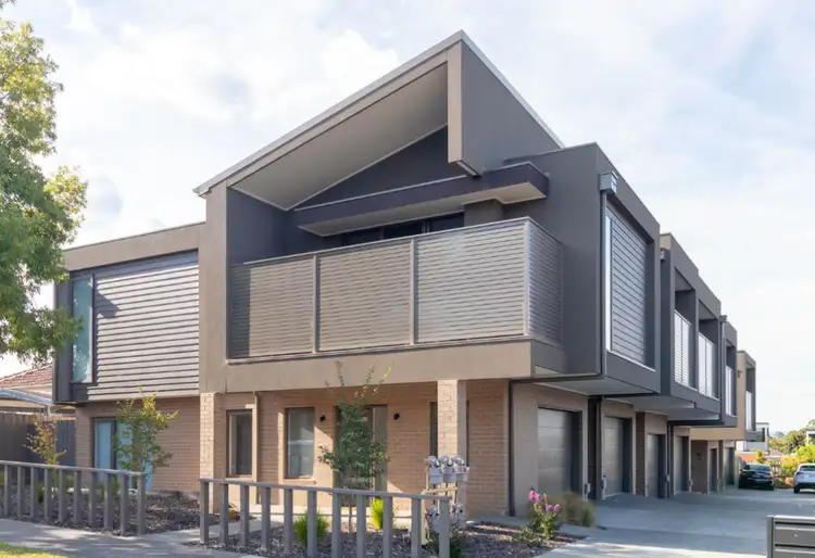2 Barnsley Close, Lilydale VIC 3140